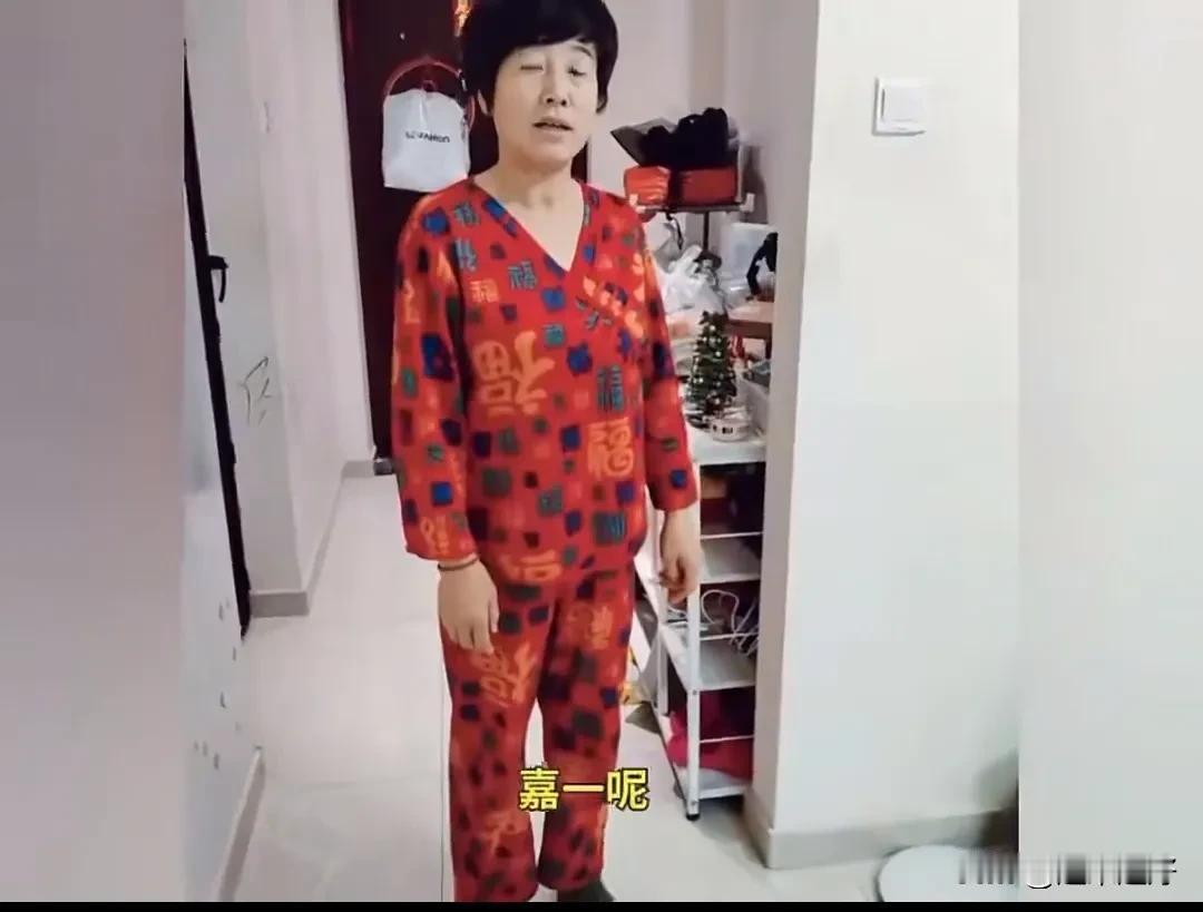 为了打麻将，这老太太心可真大!老太太是来给儿子看护小孩子来着的。但当小孩子睡