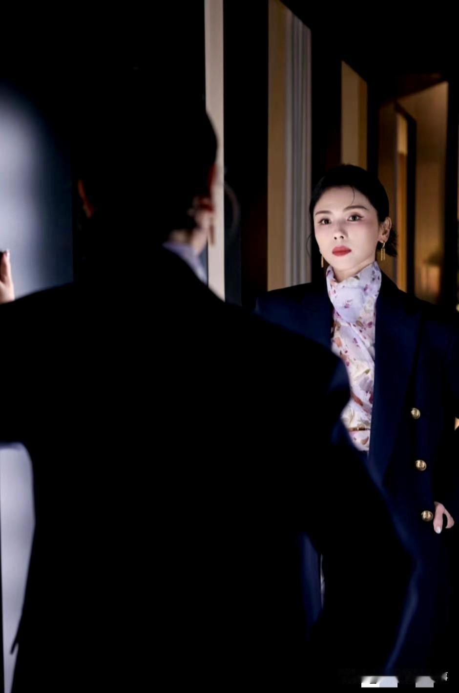 刘涛的秋冬穿搭：西装裹碎花，是职场姐姐的温柔杀刘涛这组秋冬造型，把“刚柔并