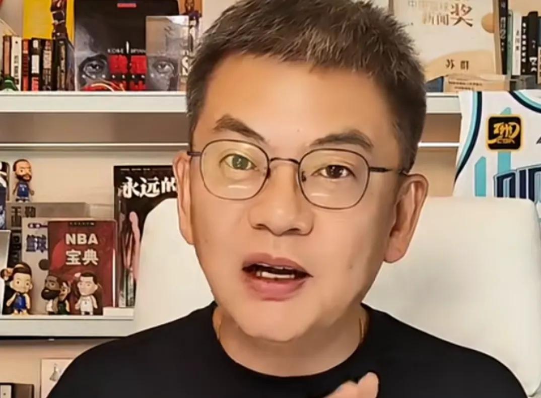 著名篮球评论员苏群评论，中国男篮战胜韩国男篮，主要是切断韩国男篮三分，防守积极。