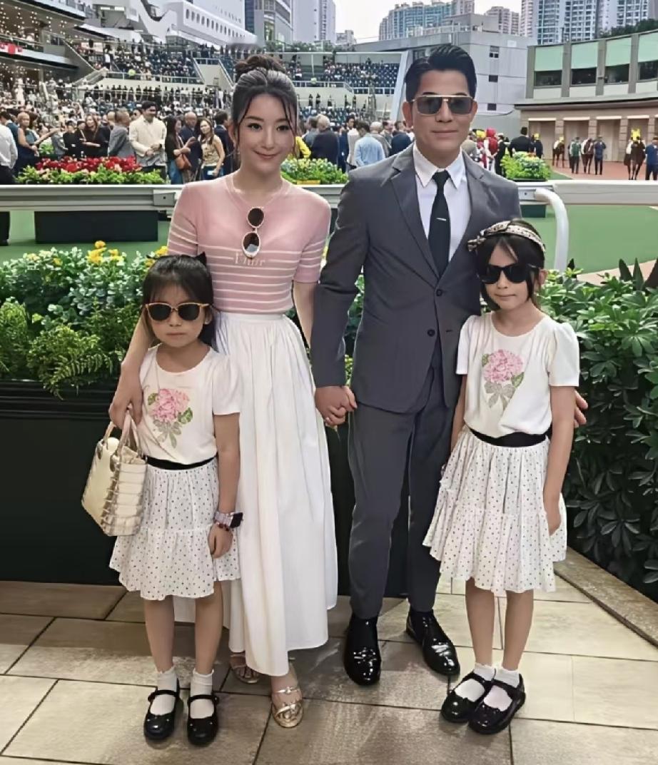 方媛一家四口的合影很幸福。郭富城拍照不忘紧紧拉着老婆的手，“执子之手，与子偕老