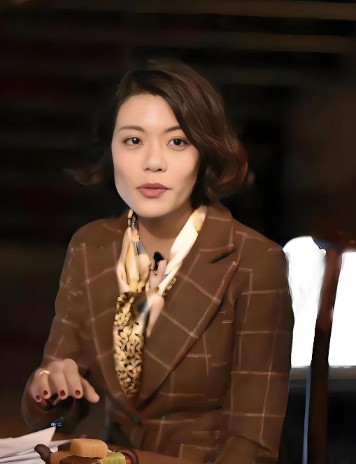 复旦大学教授陈果说：“别天天焦虑这个、焦虑那个了。但你没必要对每件事。