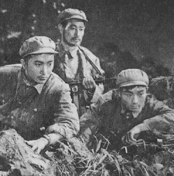 1949年，3名侦察员误入一间破旧牛棚，一名战士刚躺下，突然一阵疼痛，伸手往草堆