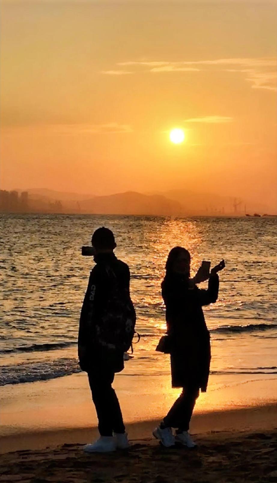 朋友有一双儿女，儿子在一线城市的一个科研单位工作，女儿大学毕业后，也来到了哥哥所