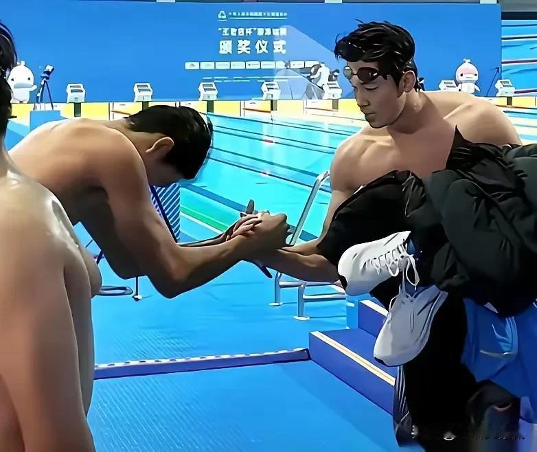 这大概才是全运会上最感人的一幕吧。张展硕拿了冠军，没急着去庆祝，而是转身找到