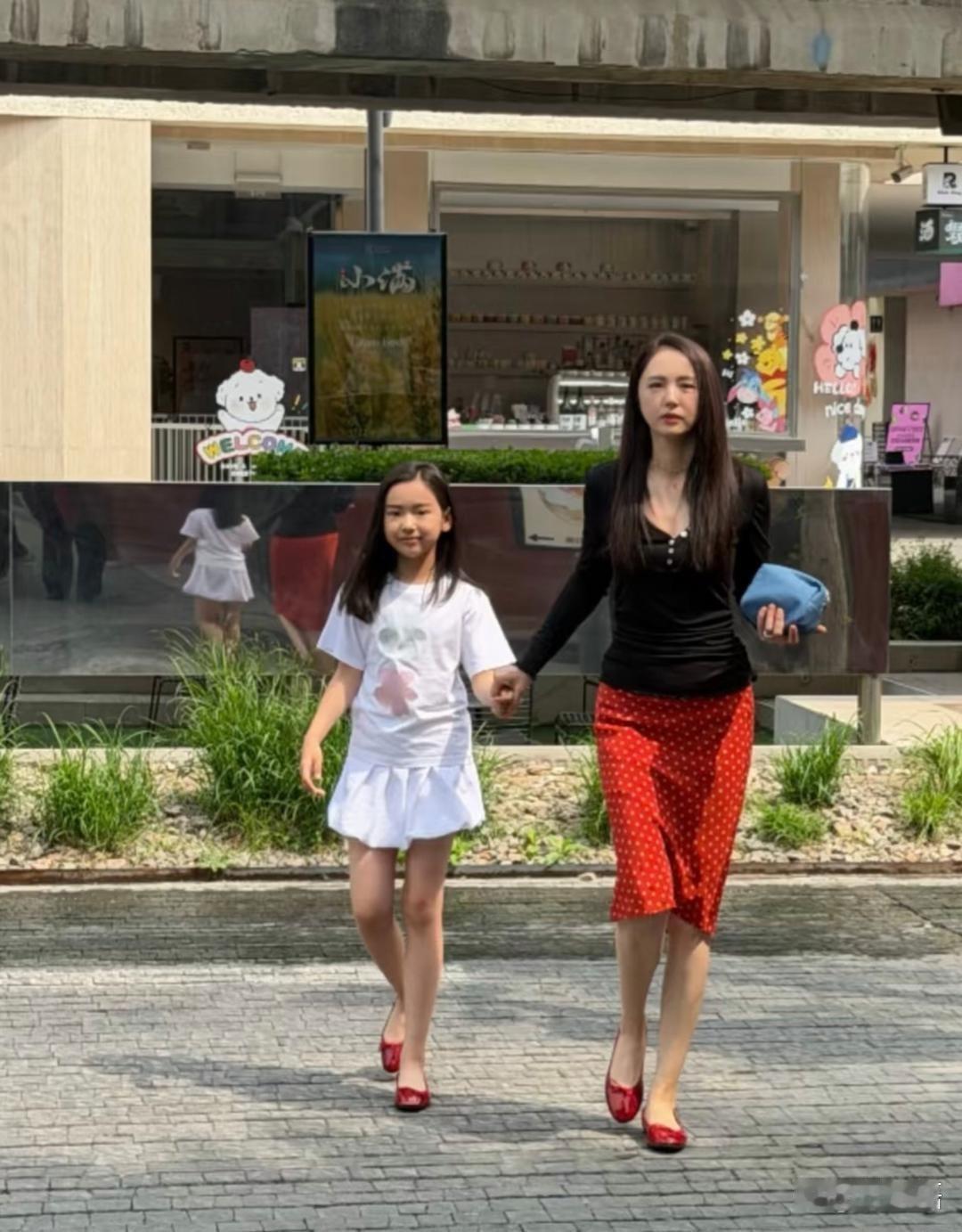 47⁠‎岁的﻿董‎璇带女儿小酒窝出‎‏门逛街，‌﻿母女俩‏﻿⁠穿搭⁠时⁠‌髦‍‌﻿又抢眼，身材高挑气