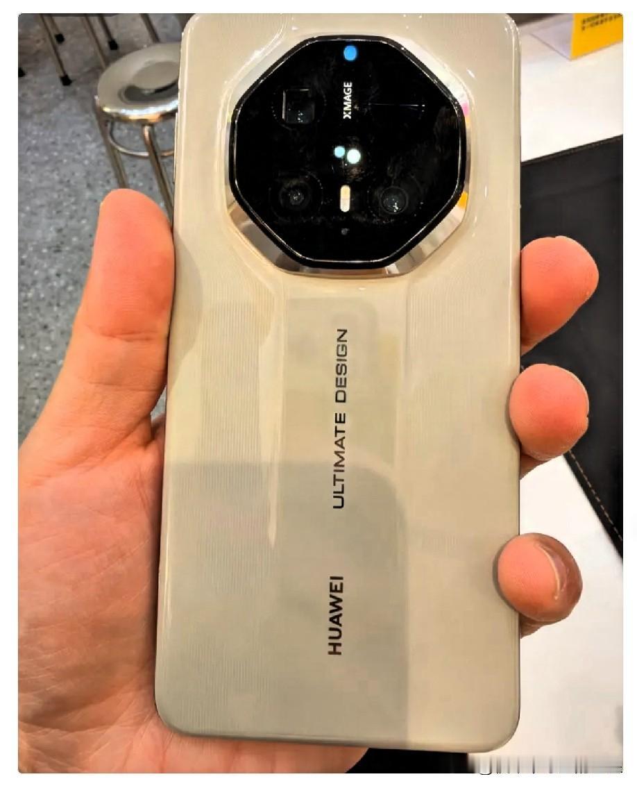 一位女士的丈夫弄丢了价值一万三的手机，她连忙拿自己手机拨打丈夫的号码。电话