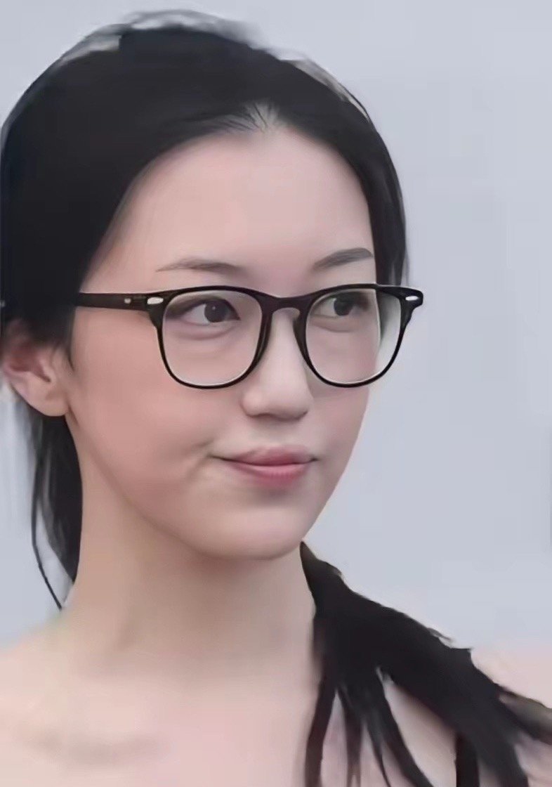 李嫣兔唇痕迹依然可见，但这已经不重要了，她的身材和气质实在太完美了，完美遗传了王