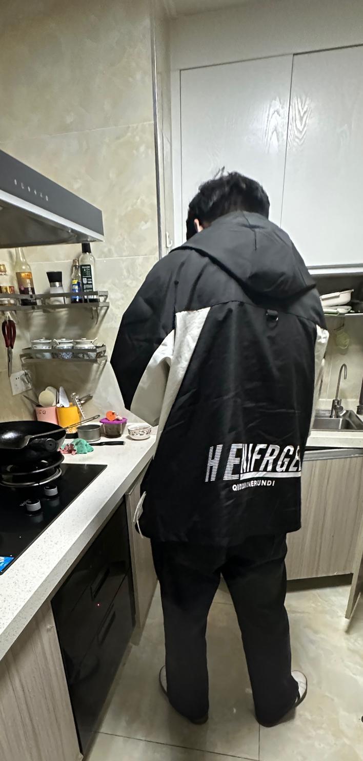 楼下说我家厨房漏水，今天三拨堵漏的人来看都是要打孔灌胶，120元一瓶上不封顶，有