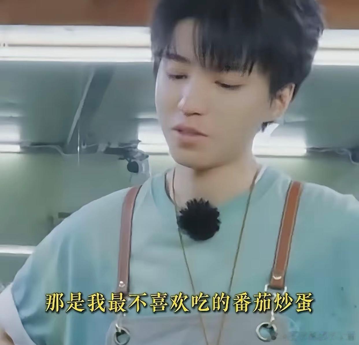 在做番茄炒蛋时，林大厨往锅里又是加水，又去勾芡，王俊凯看后立刻反对：“你这种番茄