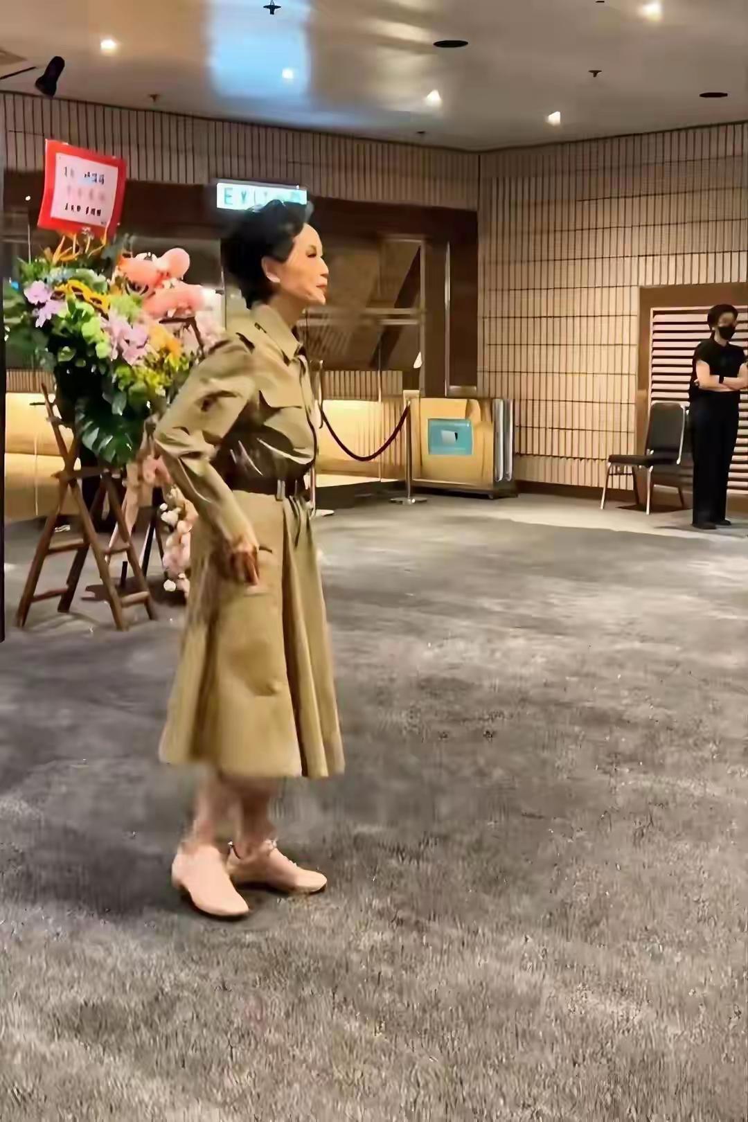 叶童：银发黑发，皆藏岁月之美叶童的黑发让我感到了惊奇，2025年线下活动中，