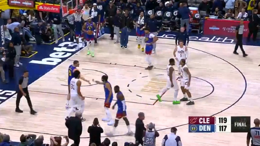 掘金和骑士的比赛，最后0.9秒，米切尔造成穆雷犯规，2罚全中，骑士119-117