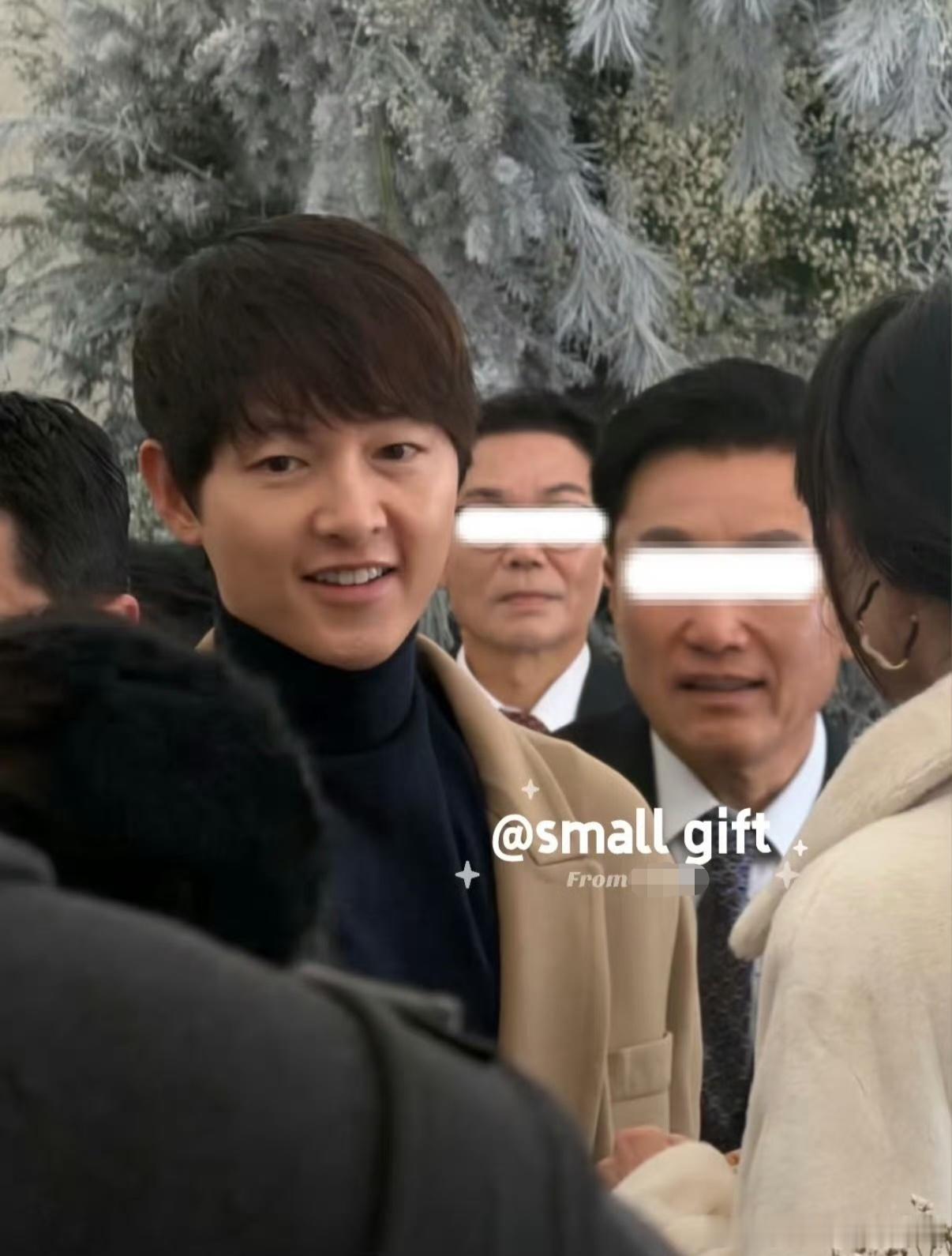 宋仲基带妻子参加好友婚礼宋仲基夫妇参加好友婚礼宋仲基带妻子参加好友婚礼，怎么感