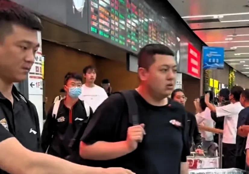 如果你认为杨鸣小刘总去美国选外援，是走过场，那你是大错特错。据媒体人透露：两位管
