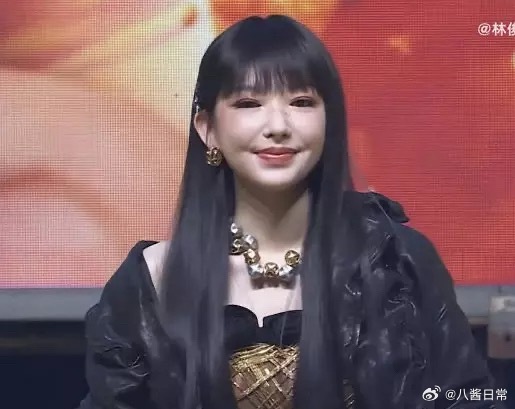 首页怎么都在说程潇啊，跟以前比变化很大吗？程潇齐刘海烟熏妆​​​