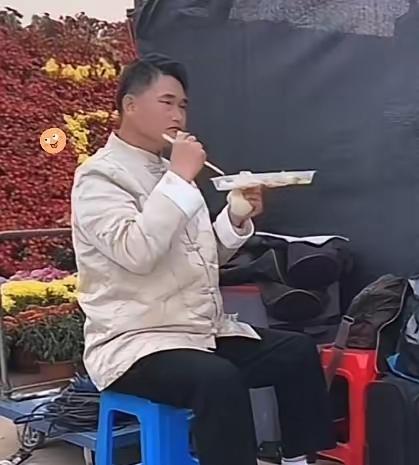 一份盒饭打发了！大衣哥很淡定，默默不说话，吃完，离场，很接地气。关键他稳得住，