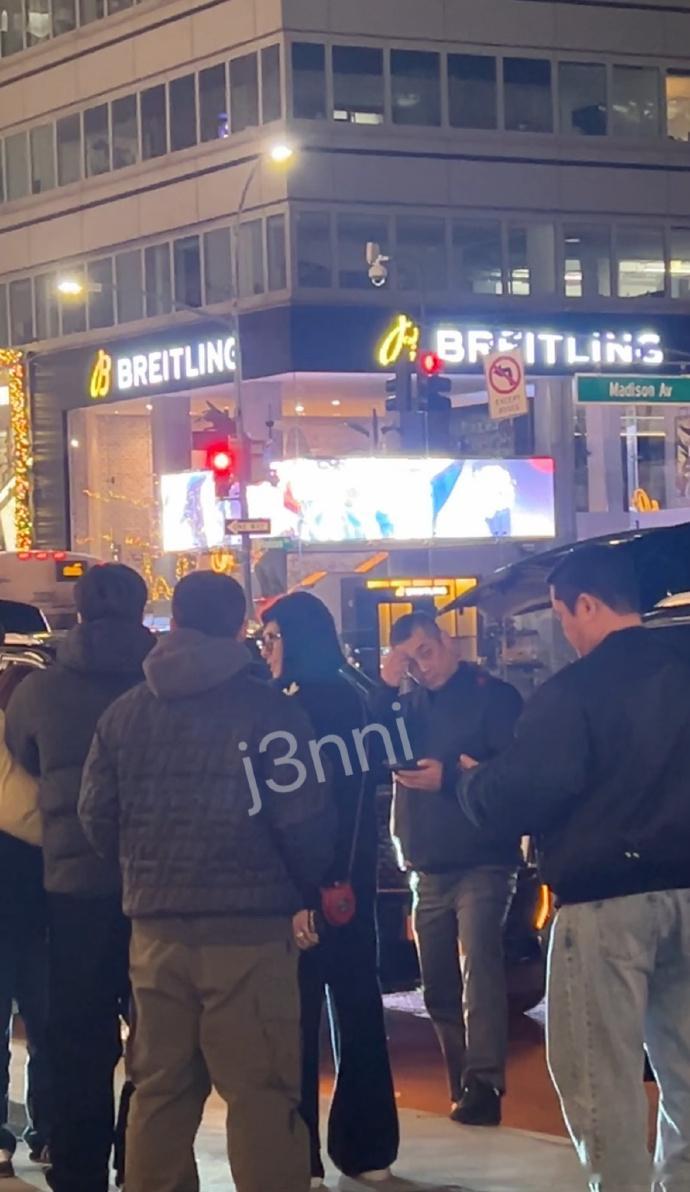 权志龙和偶遇粉丝挥手拜拜网友在纽约逛街偶遇权志龙，听到网友喊他还回头打招呼，走