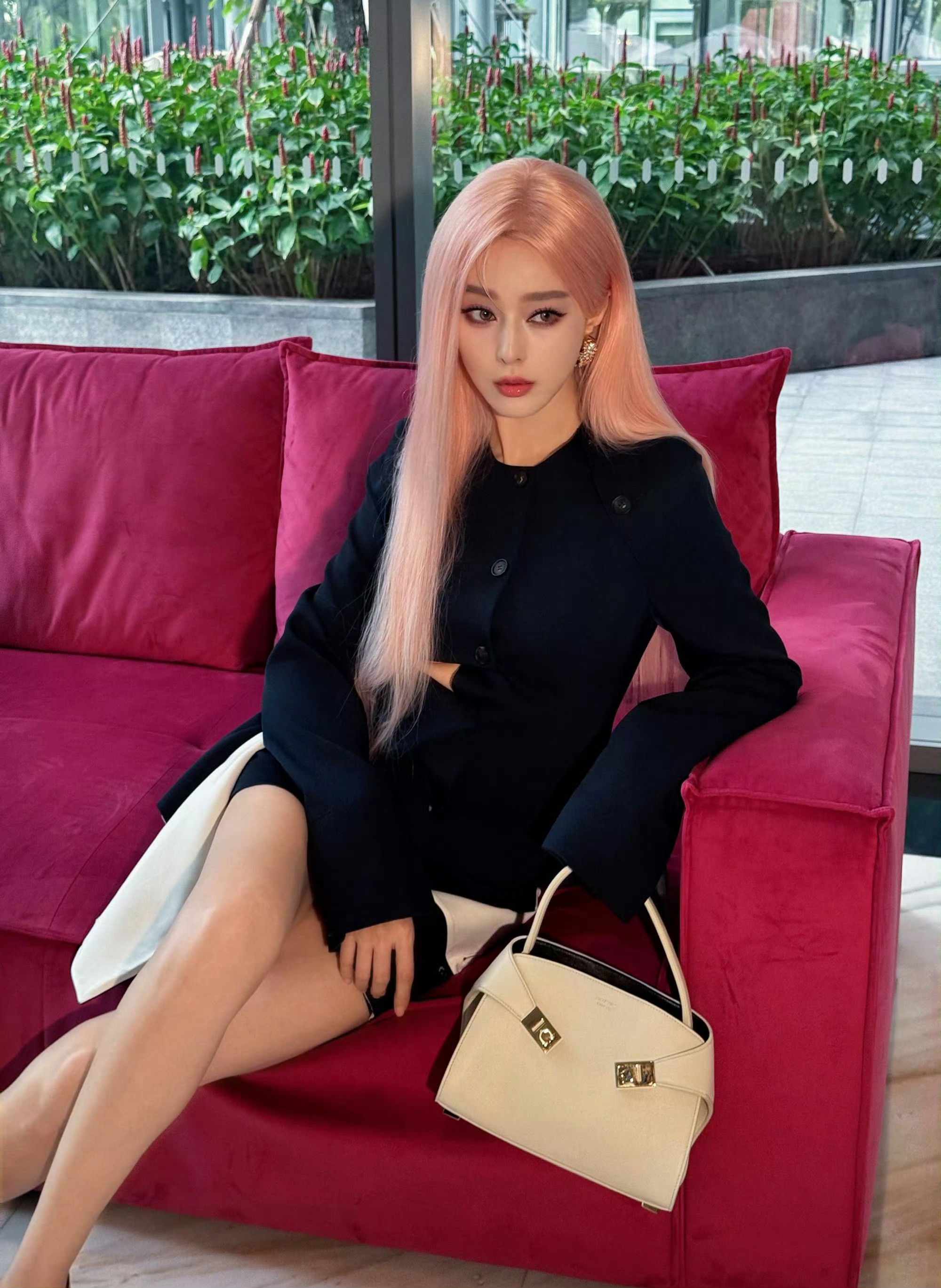 这个妆造还挺适合她的