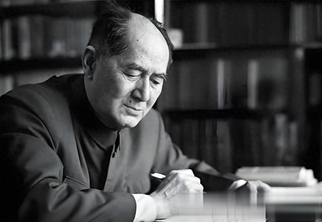 1996年12月12日深夜，武汉同济医院高干病房，护士查房时发现10床空了。