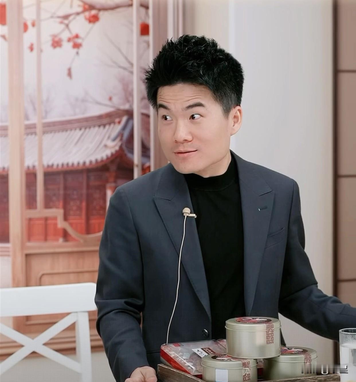 董宇辉直播总是很欢乐[大笑]有人发弹幕说他“小眼聚光”他马上把眼睛瞪大在工