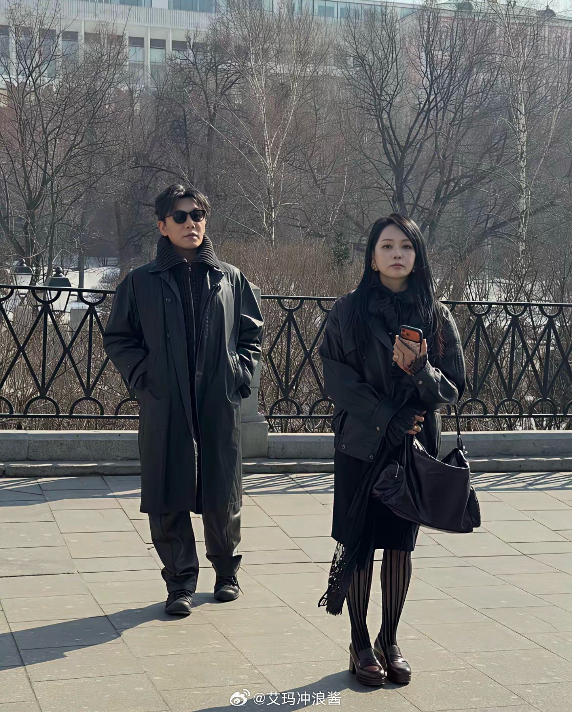 伊能静真不像快60岁的人啊站在秦昊旁边一身时尚打扮就像一个小姑娘