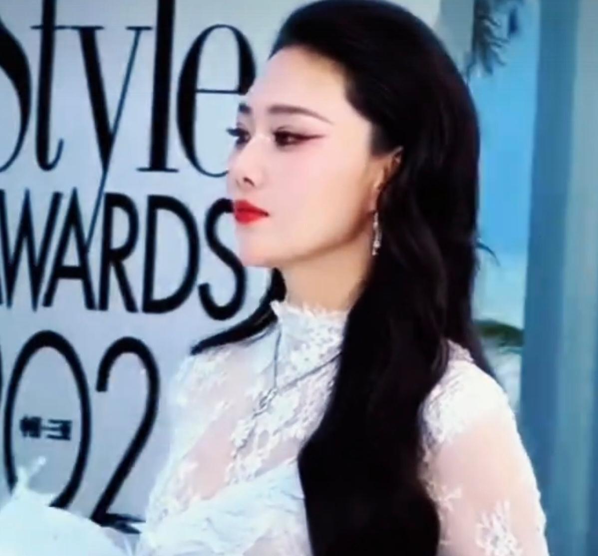 三亚海岸的风裹挟着咸湿气息掠过红毯，张馨予的出现让快门声瞬间密集如雨。她身披三米