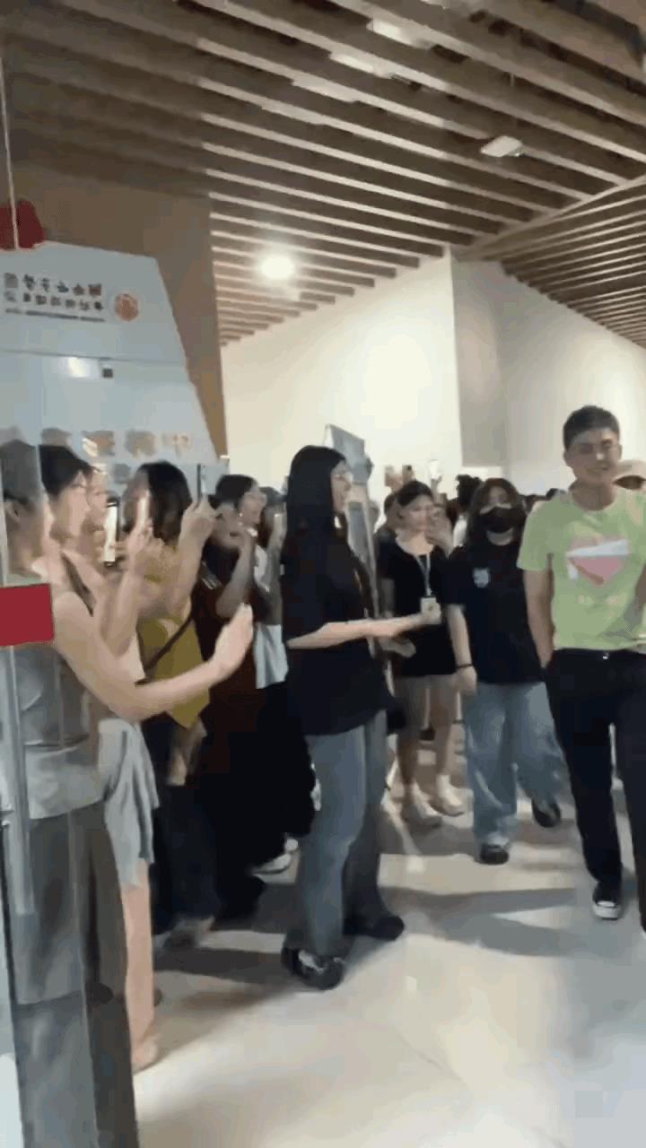 一时之间，居然不知道到底是要看欧豪还是看这个女粉丝了。可能这就是所谓的双向奔赴