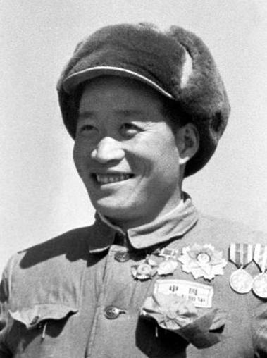 1964年，毛主席得知志愿军203师侦察排副排长从朝鲜战场归来已11年，却依然只