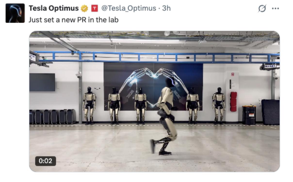 卧槽！特斯拉机器人会跑了，12月3日刷纪录。就4秒视频直接炸了热搜！香槟金的