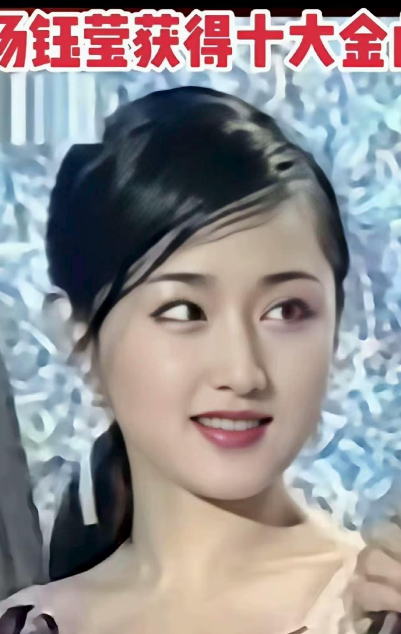 她年轻时候也太好看了吧！没一点科技感，纯纯天然甜妹，笑起来甜到心里，眼神软乎乎的