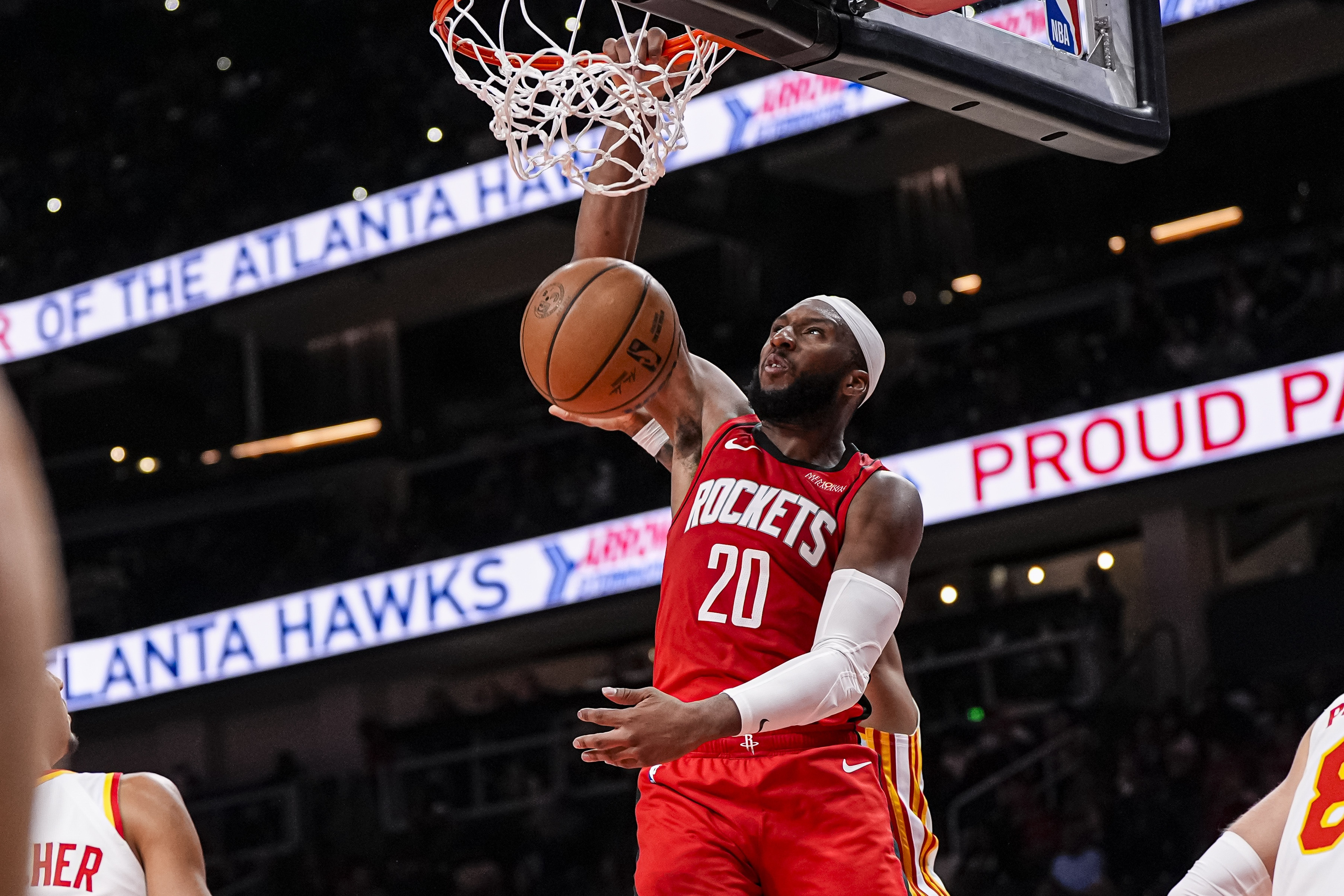 奥科吉这位火箭队的首发，其实他的表现让人特别意外。赛季还没开始的时候，有专家就表