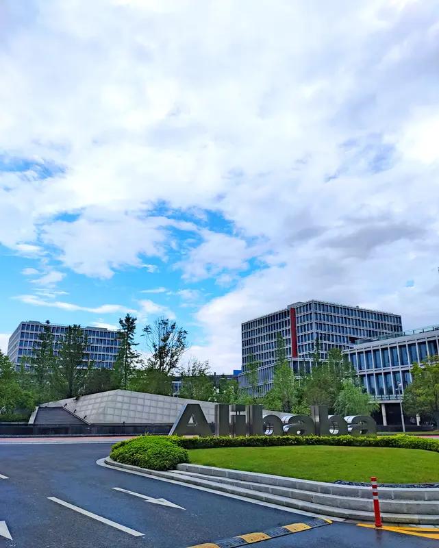 这答案因人而异。对有些人来说，幸福是事业有成。像马云创建阿里巴巴，改变了商业格局