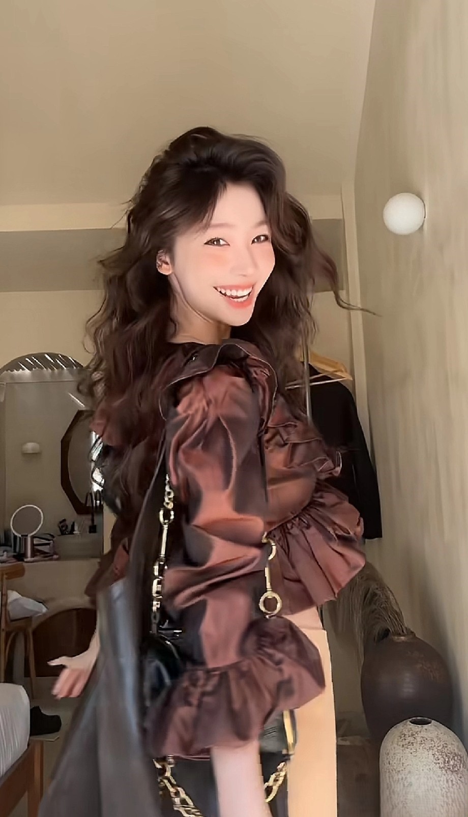 我说实话易梦玲的出现给无趣的内娱增加不少新鲜感，我第一次觉得红发这么美艳