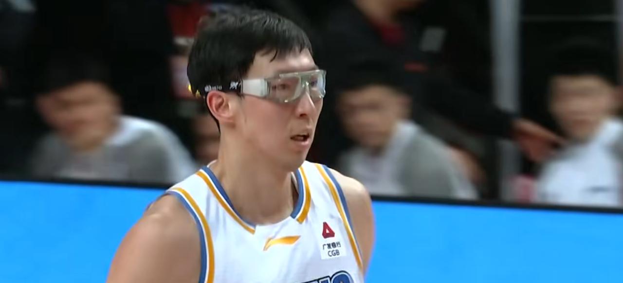 北京北汽男篮拥有麦考和周琦两大猛将，与国家队长赵睿，却输给了名不见经传的福建男篮