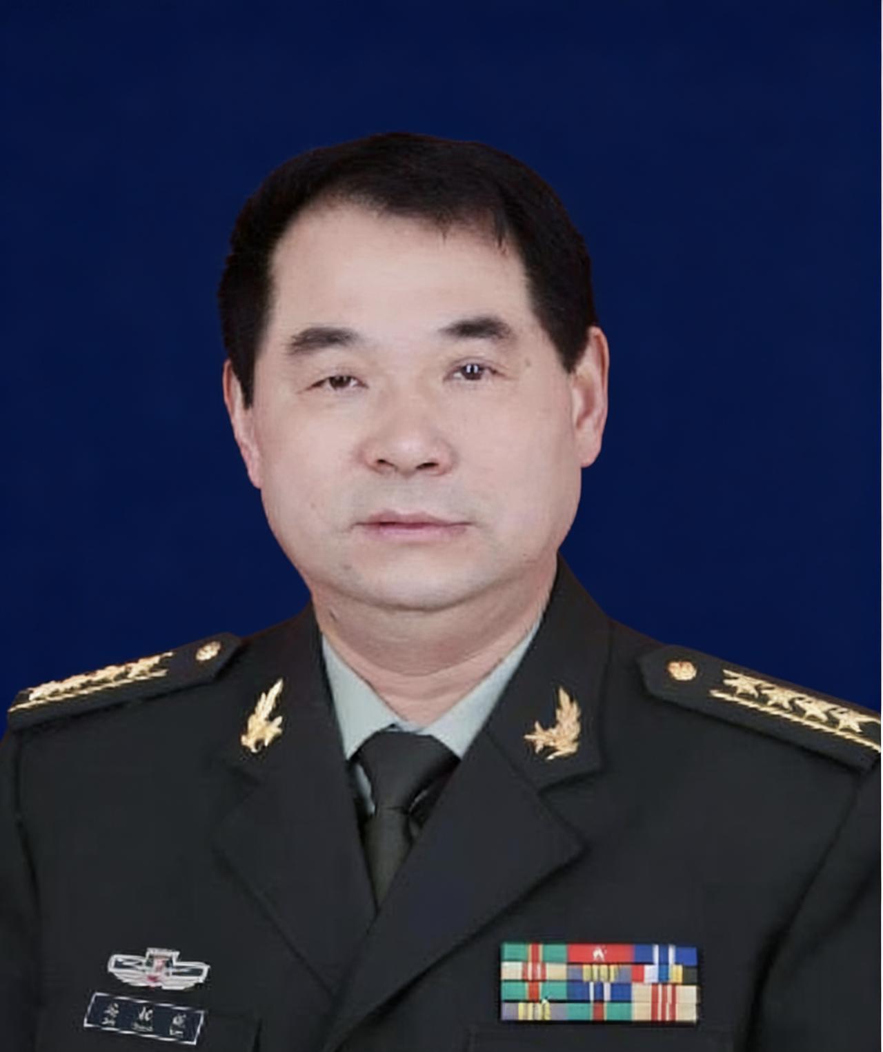 战斗英雄马权斌，1961年生于陕西省渭南市，1980年9月考入西安陆军学院，毕业