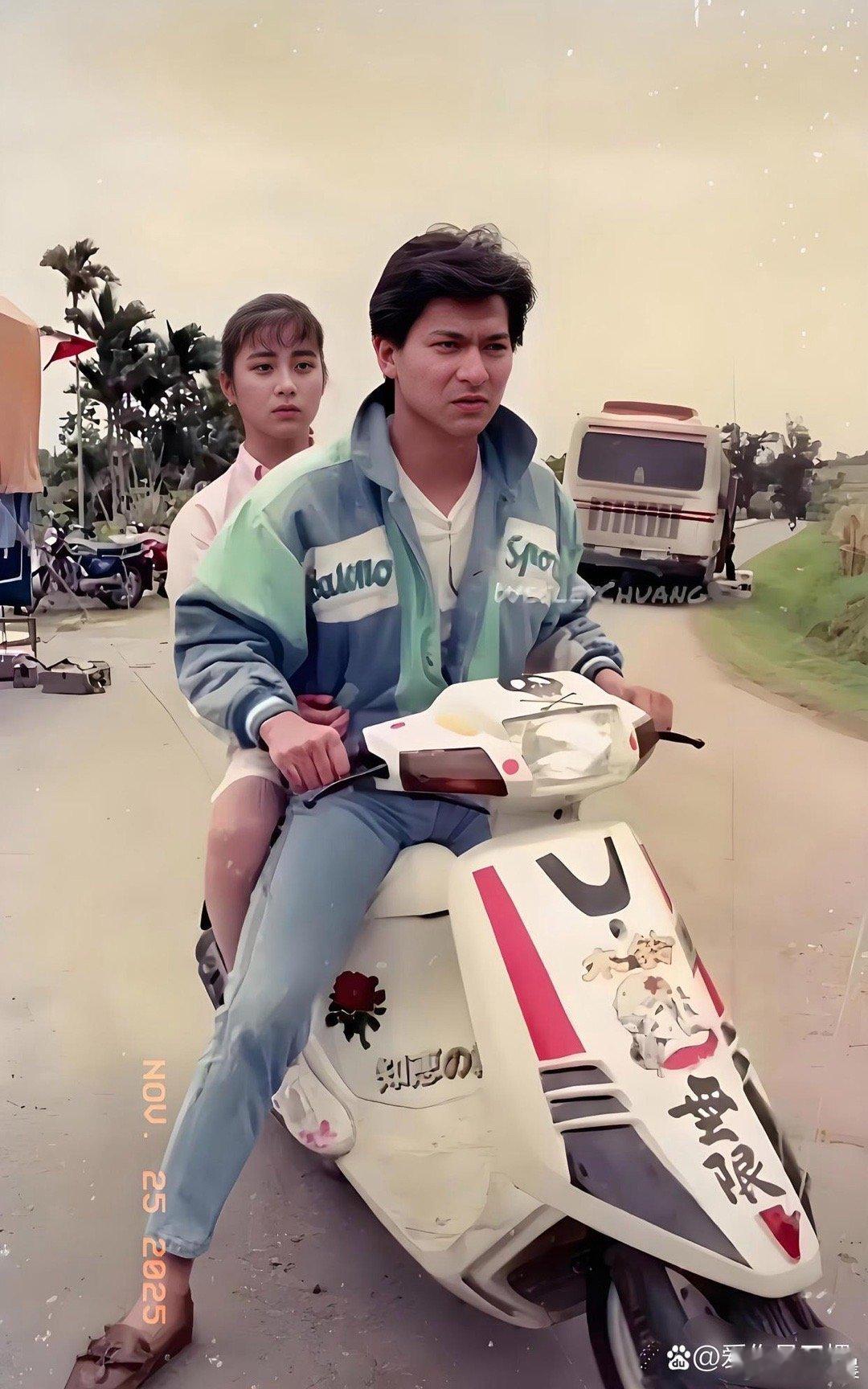 这时候的刘德华看着还有点青涩，五官尚未完全长开。不过最让人好奇的是，坐在他身后的