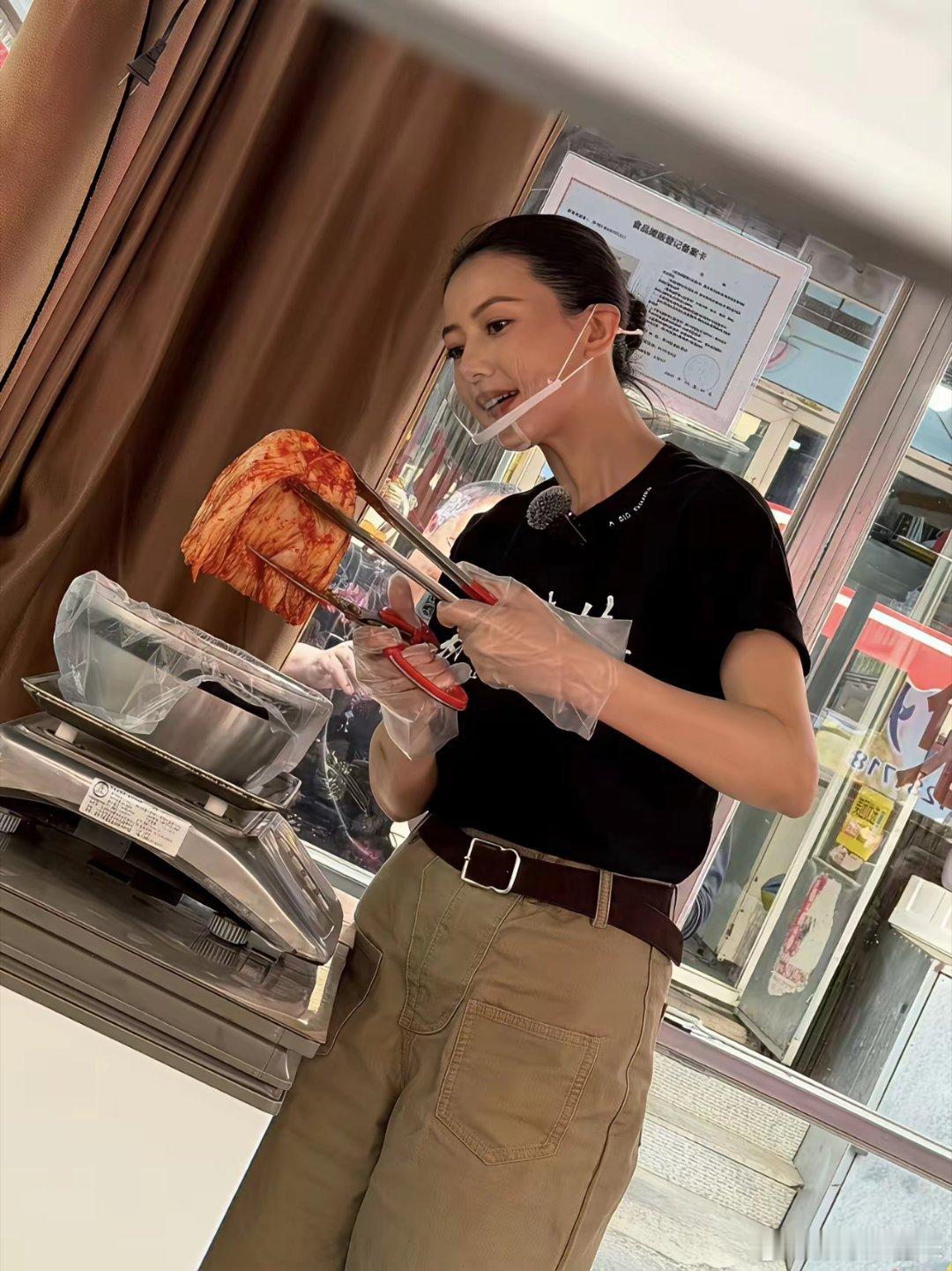 47岁高圆圆现身沈阳街头一家路边摊卖辣白菜，她真人看起来好年轻，皮肤非常好，身材