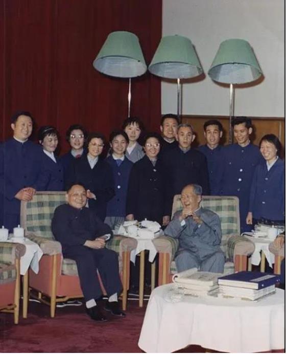 两位伟人的珍贵合影彩色照，一代天骄，盖世伟人；两代核心，同一伟业。邓公曾说：