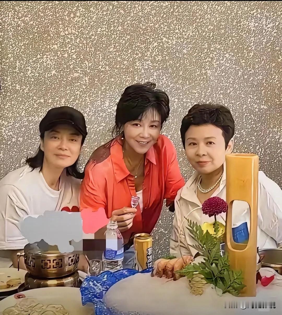 仔细看，左边的是歌手毛阿敏，右边是董文华，两位都是八九十年代歌坛里的顶呱呱唱将。