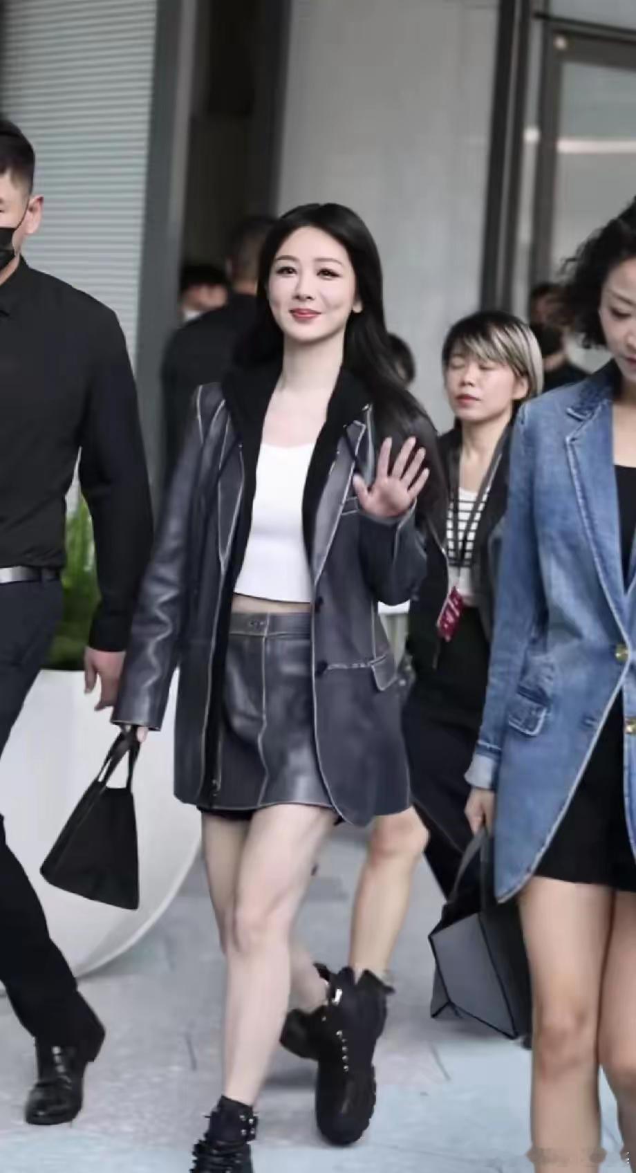 杨紫好漂亮，可旁边穿牛仔衣卷发的美女眼前一亮​​​