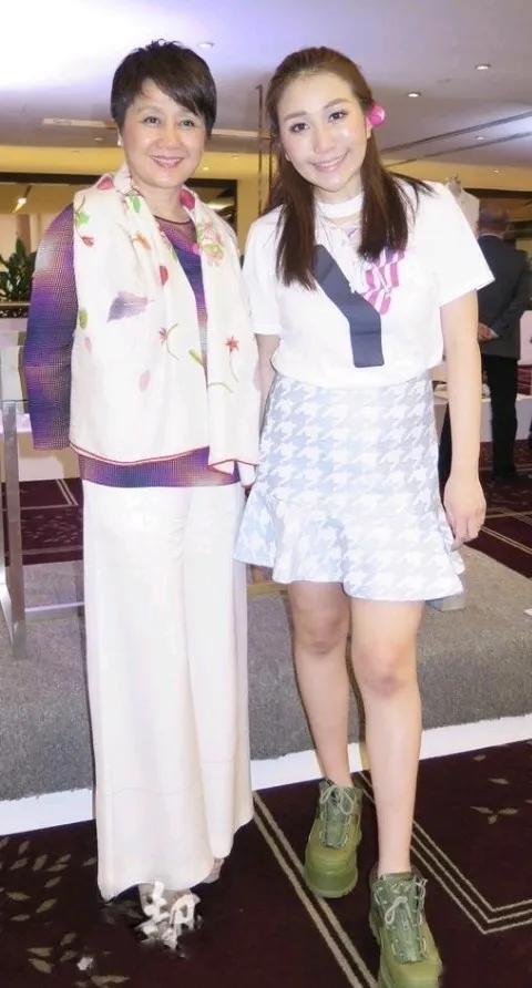 何超盈曾经也花开灿烂过，那时她比妹妹好看，如今何超欣颜值甩她几十条街。每个人的颜