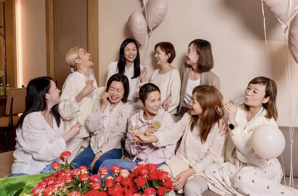 51岁港姐癌末之际，生前追思会温情举行：与闺蜜共饮香槟、追忆旧照，以笑容作别