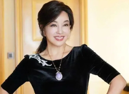 2008，一代名导谢晋的葬礼上，刘晓庆一身黑衣，眼带墨镜，手提一个黑色塑料袋走来