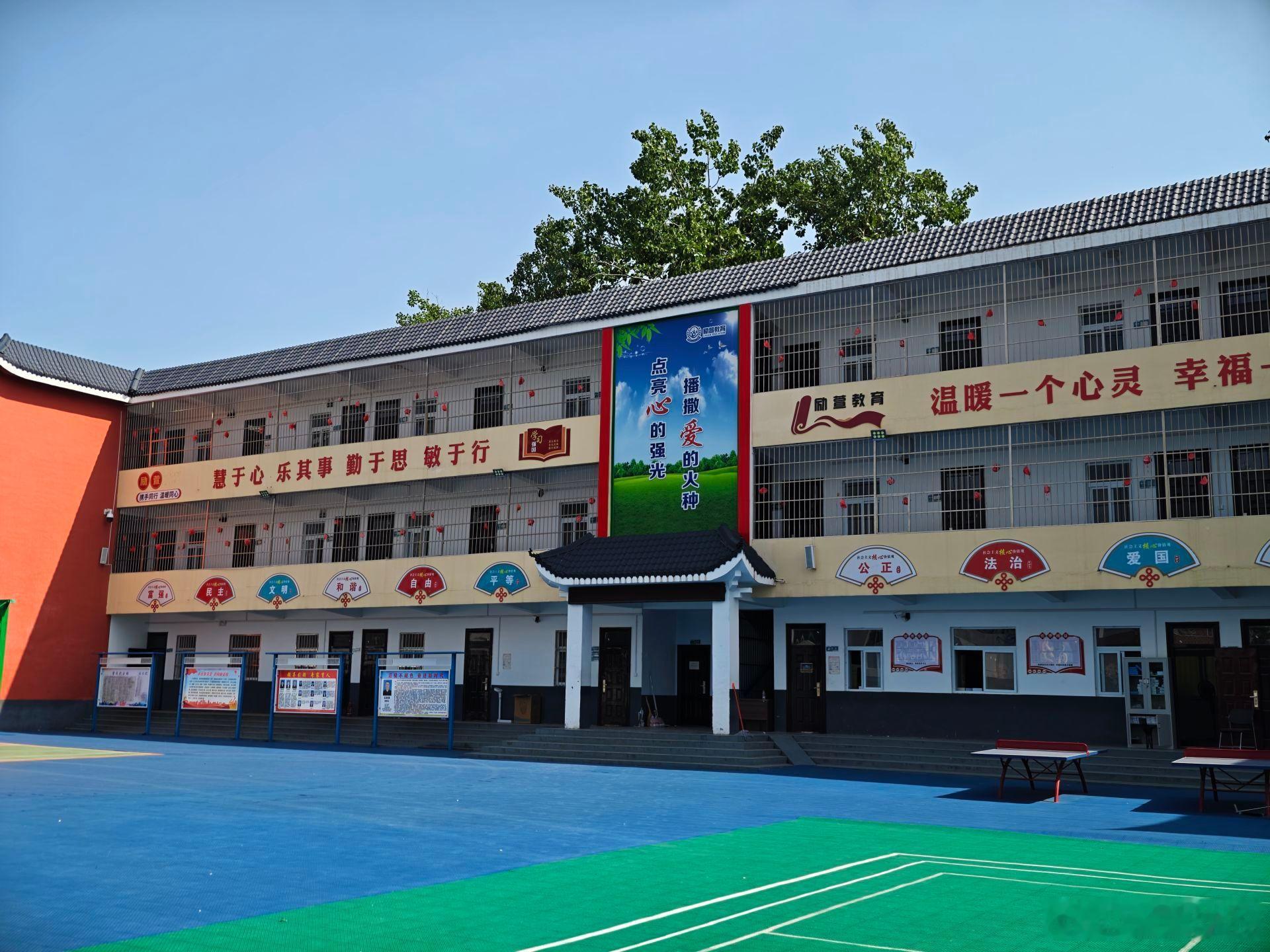 戒网瘾机构凌晨转移学员被拦下光是“凌晨偷偷转运未成年学生”这一幕，就让人脊背发凉