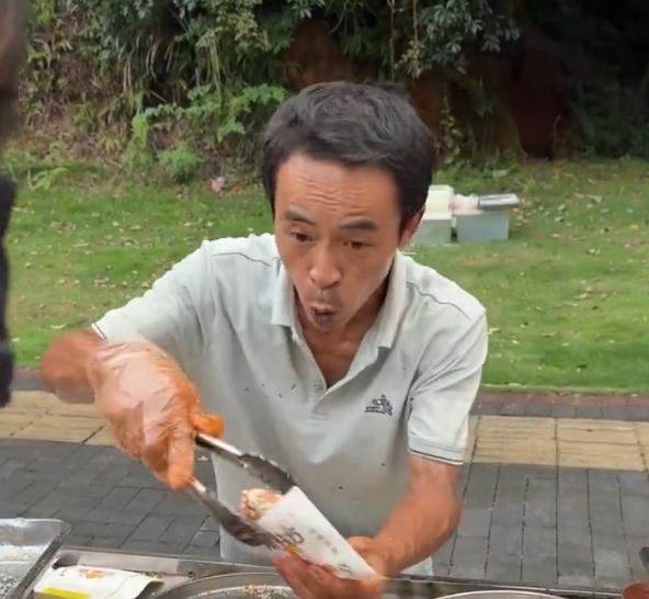 景德镇的鸡排哥上央视了。这次是真的走向全国了，前段时间因为一个视频走红。他现