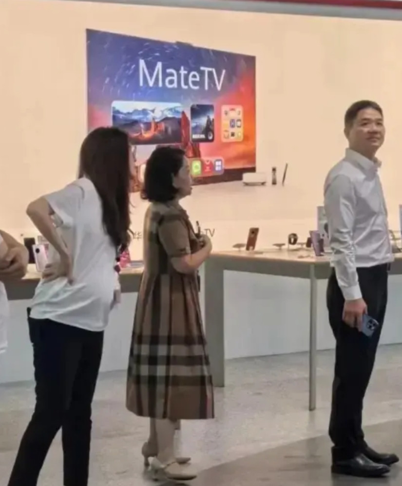 刘强东去线下逛了华为门店，看样子用的是苹果手机，而且手机也带壳了。再次说明普通人