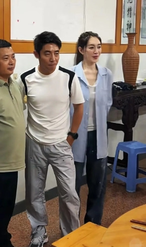 撒贝宁和李小冉，在这个光线拍，还是挺美的，明星就是明星。冉原来不是很丰满白润吗，