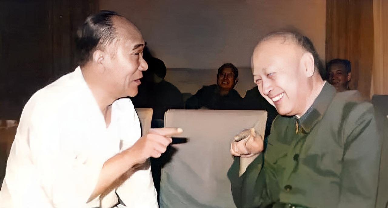 这是1975年相声大师侯宝林与科学家钱学森在人民大会堂。两人在聊天中，钱学森被侯
