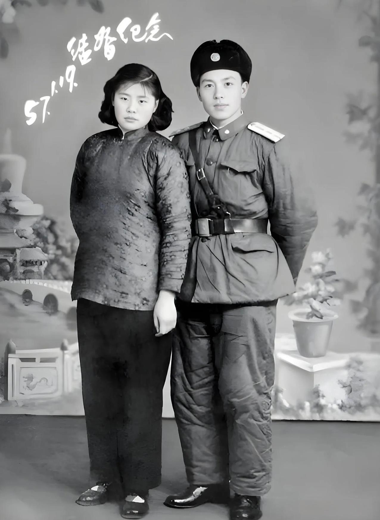 这是1957年1月19日，一张军人的结婚照定格了一对新人的幸福瞬间，也藏起了半个