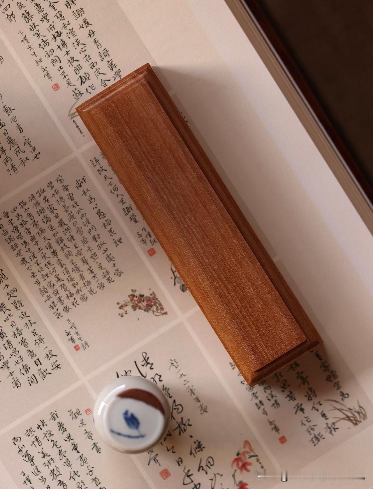 有些器物，看起来越简单，越考验分寸。这一块老山檀香单镇，没有雕饰，没有铺陈。