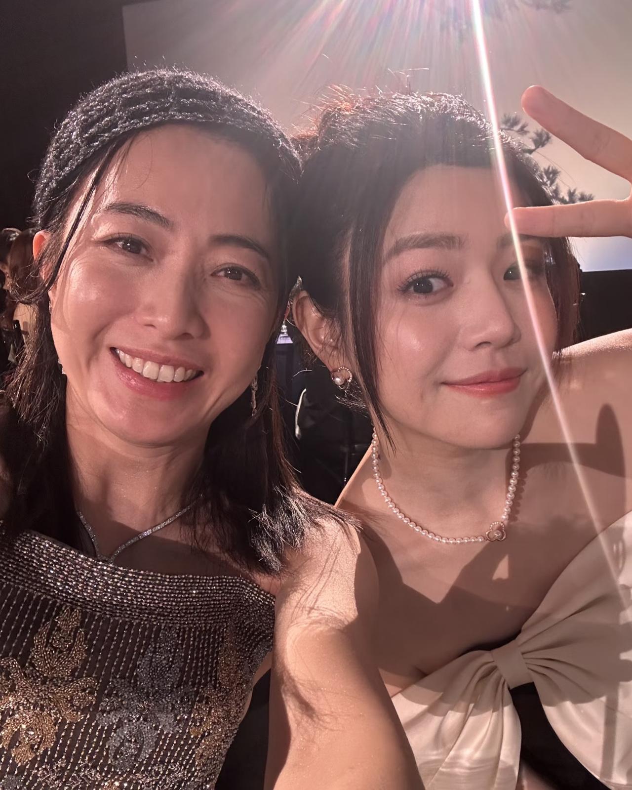 香港女首富甘比晒出与女明星陈妍希的合影，并配文：遇到可爱的妍希!1980年10